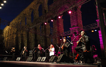 Nuevo Mester de Juglaría ante el acueducto de Segovia (foto Paco Manzano)